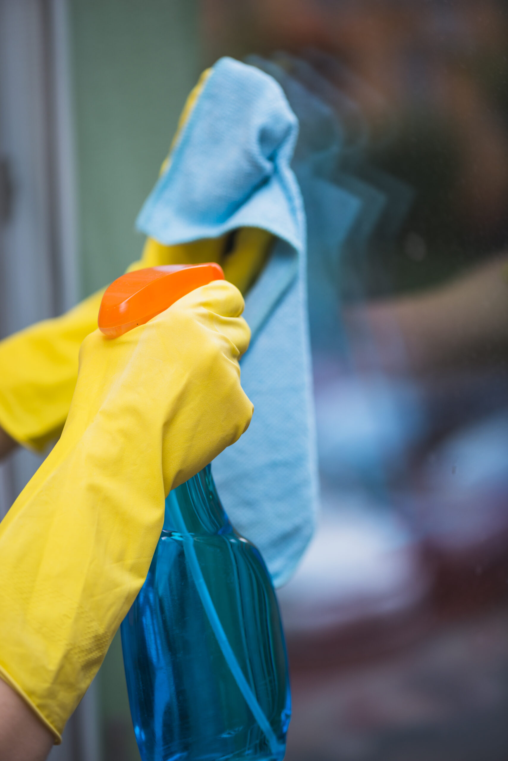 nettoyage de vitrine de boutique à Le Havre et ses alentours par un technicien Proclean