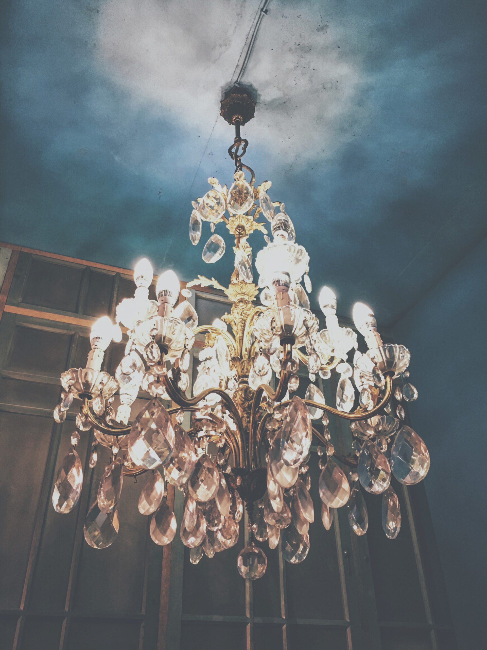 Nettoyage et entretien de lustres et luminaires anciens à Le Havre Seine-Maritime 76 par la société Peoclean