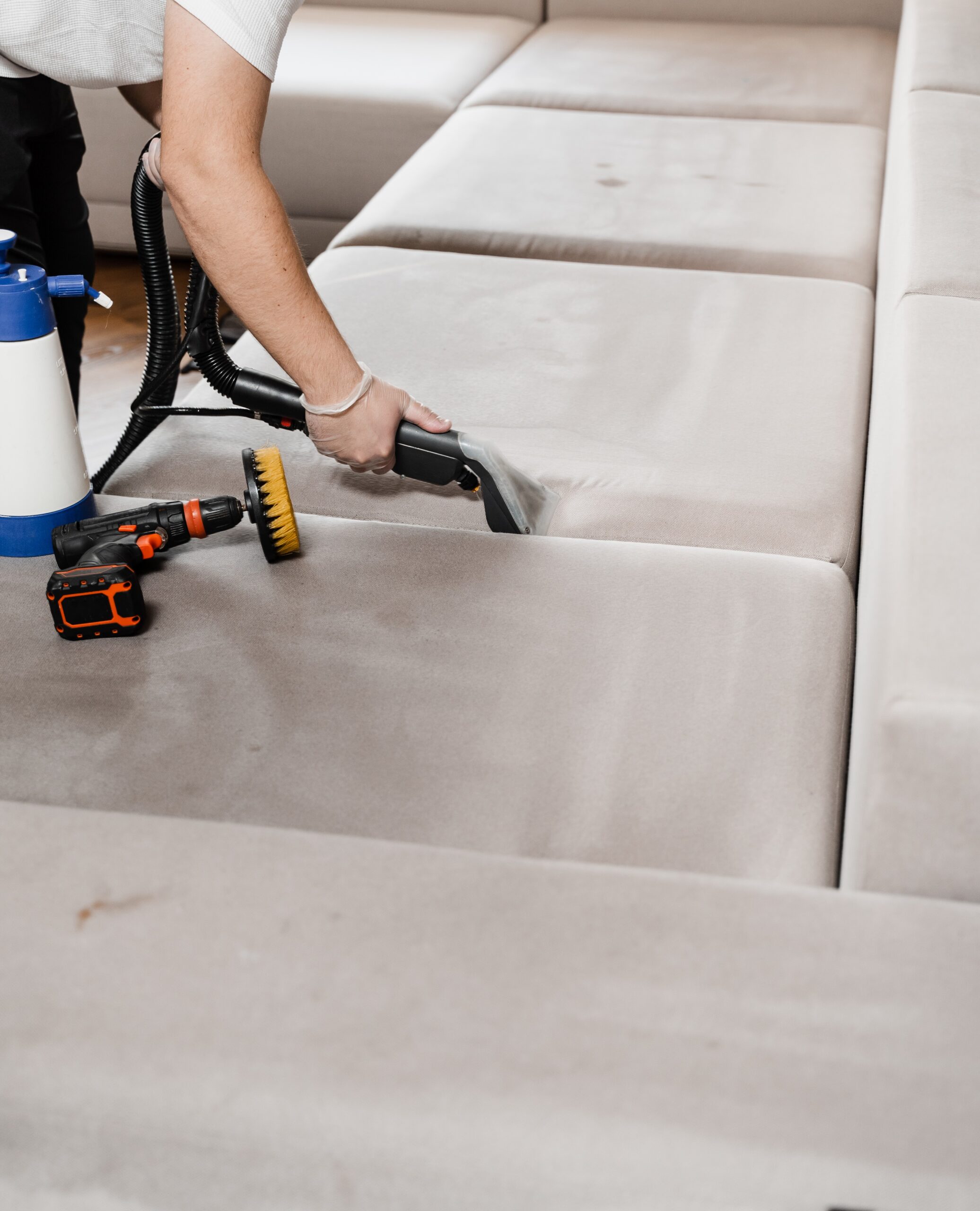 Nettoyage de canapé et tissus d'ameublement à Le Havre Seine-Maritime (76) Technicien Proclean effectuant une prestation de nettoyage en profondeur de canapé